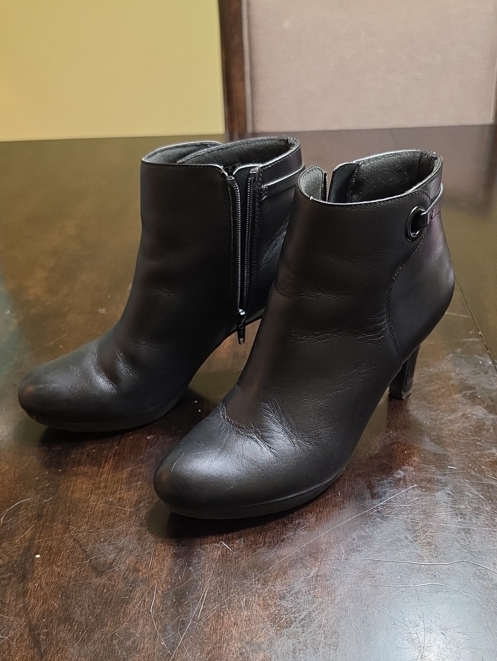 Clark's Black Leather Ankle Booties with Side Zip 8.5/39.5